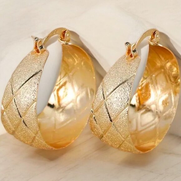 NWT Women Gold Textured Geometric Brushed  Trendy Hoop Earrings - Picture 4 of 4